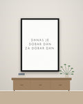 „Danas je dobar dan za dobar dan.“ – motivacioni poster – na zidu