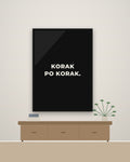 „Korak po korak.“ – motivacioni poster – na zidu